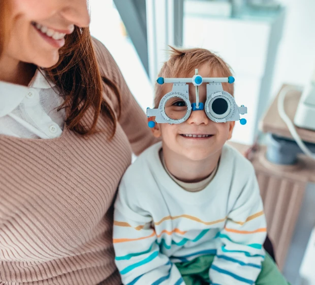 kobieta i&nbsp;dziecko na&nbsp;badaniu wzroku